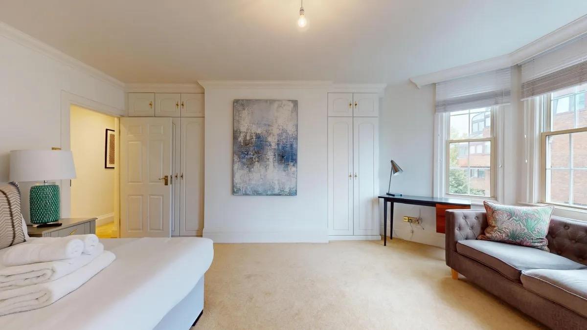 3 bed property in Park Road, London